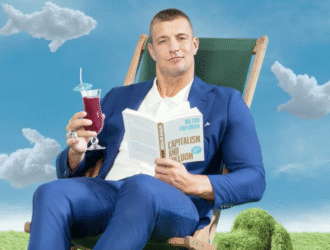 El lado más inquietante del campeón: descubre las pasiones y secretos de Rob Gronkowski, el gigante indomable de la NFL.