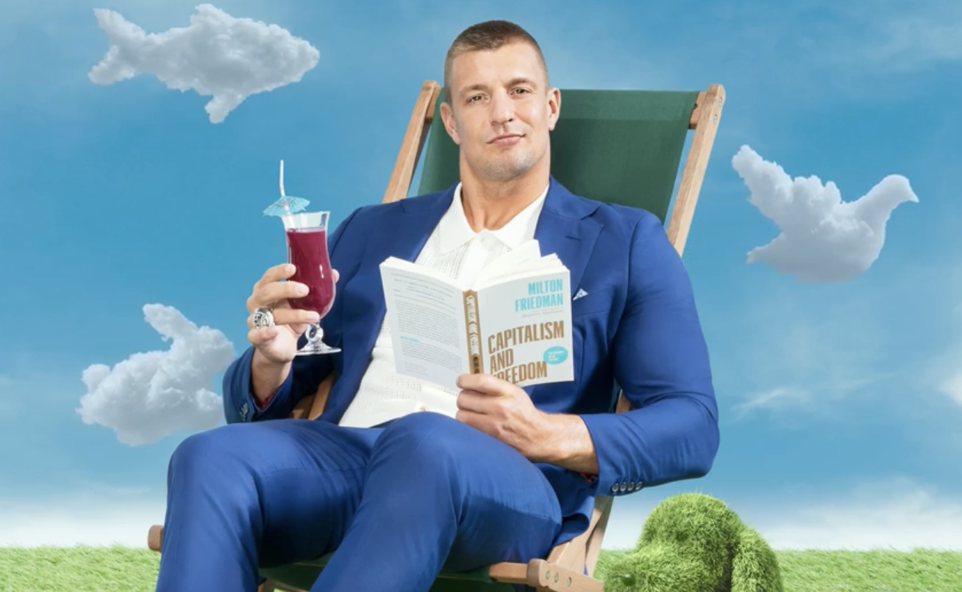 El lado más inquietante del campeón: descubre las pasiones y secretos de Rob Gronkowski, el gigante indomable de la NFL.
