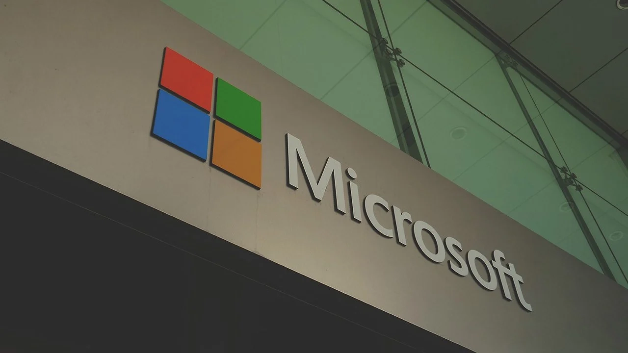 La Tecnología al Servicio de la Vigilancia: Microsoft Suspende Acceso a País tras Acusaciones de Uso Ilícito de Software para Espionar a Palestinos en Tierras Occupadas