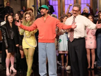 El Poderoso Rapero de la NFL: Bad Bunny Desafía a las Críticas con Humor y Estilo en el Escenario de "SNL"