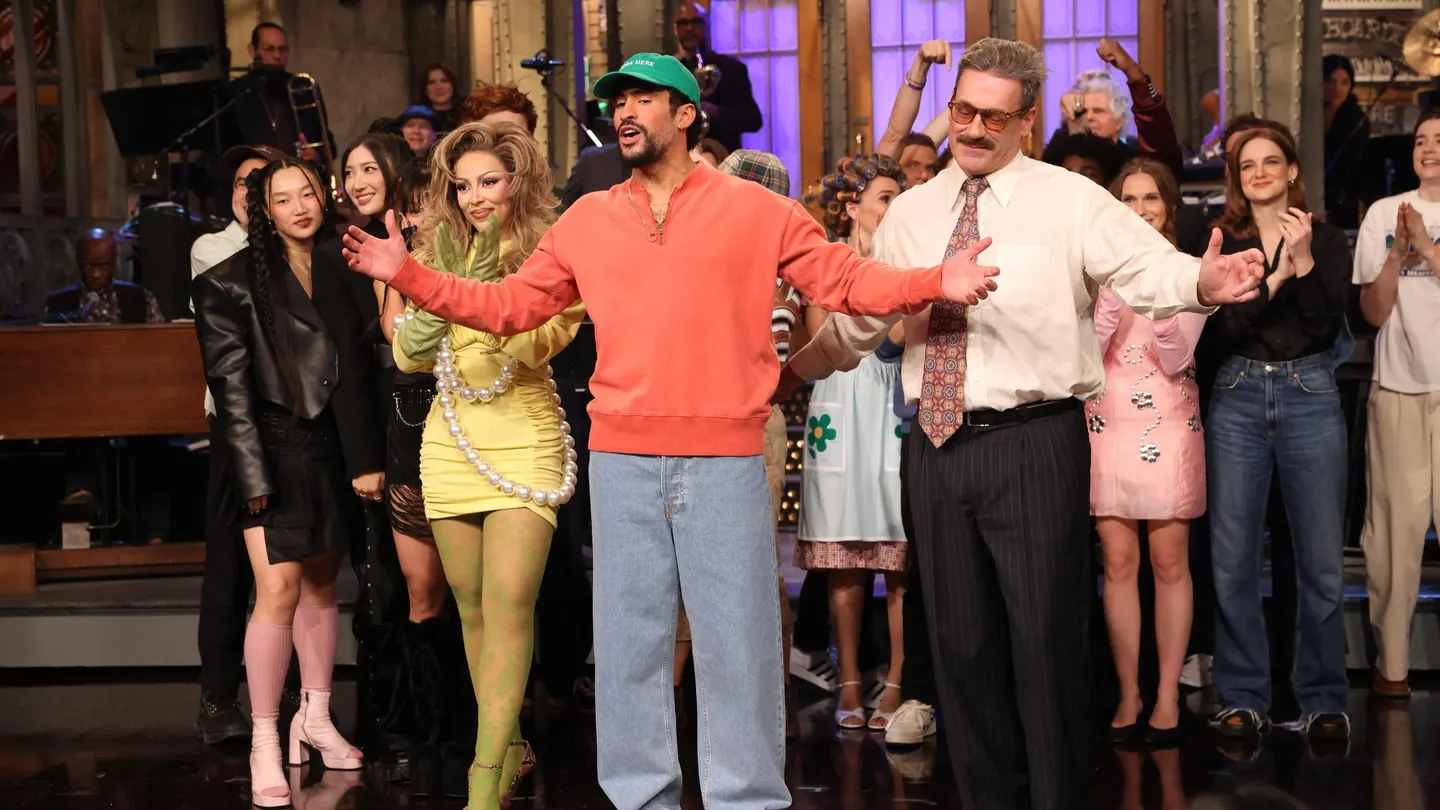 El Poderoso Rapero de la NFL: Bad Bunny Desafía a las Críticas con Humor y Estilo en el Escenario de "SNL"