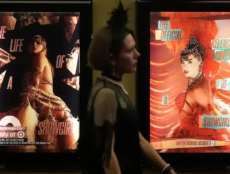 La Reina del Pop Conquista el Número Uno con 'Party Of A Showgirl', Su Último Álbum en Tendencia Dominador