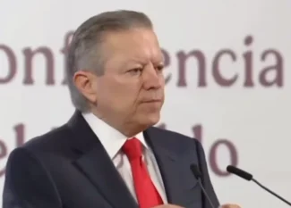 El líder político reafirma su compromiso con la modificación constitucional, desmontando críticas y calificaciones desde el poder judicial.
