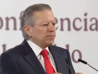 El líder político reafirma su compromiso con la modificación constitucional, desmontando críticas y calificaciones desde el poder judicial.
