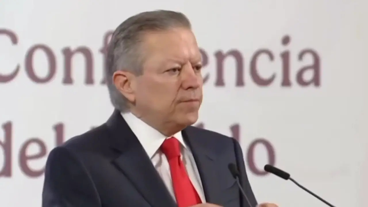 El líder político reafirma su compromiso con la modificación constitucional, desmontando críticas y calificaciones desde el poder judicial.