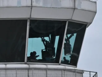 "Especialistas alertan sobre riesgo de seguridad: sobrecarga laboral de controladores aéreos en EU pone en peligro vidas"