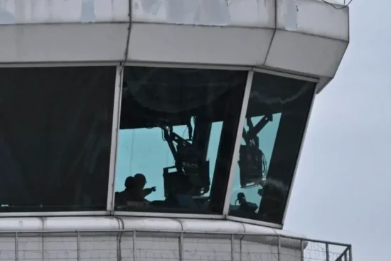 "Especialistas alertan sobre riesgo de seguridad: sobrecarga laboral de controladores aéreos en EU pone en peligro vidas"