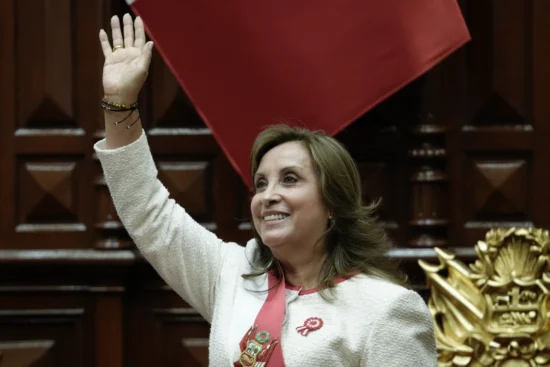 Dina Boluarte cae en una nueva crisis política: el Congreso de Perú la destituye con rapidez y contundencia